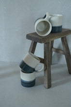 Lade das Bild in den Galerie-Viewer, Tasse - beige dunkelblau dipped
