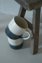 Lade das Bild in den Galerie-Viewer, Tasse - beige dunkelblau dipped
