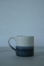 Lade das Bild in den Galerie-Viewer, Tasse - beige dunkelblau dipped
