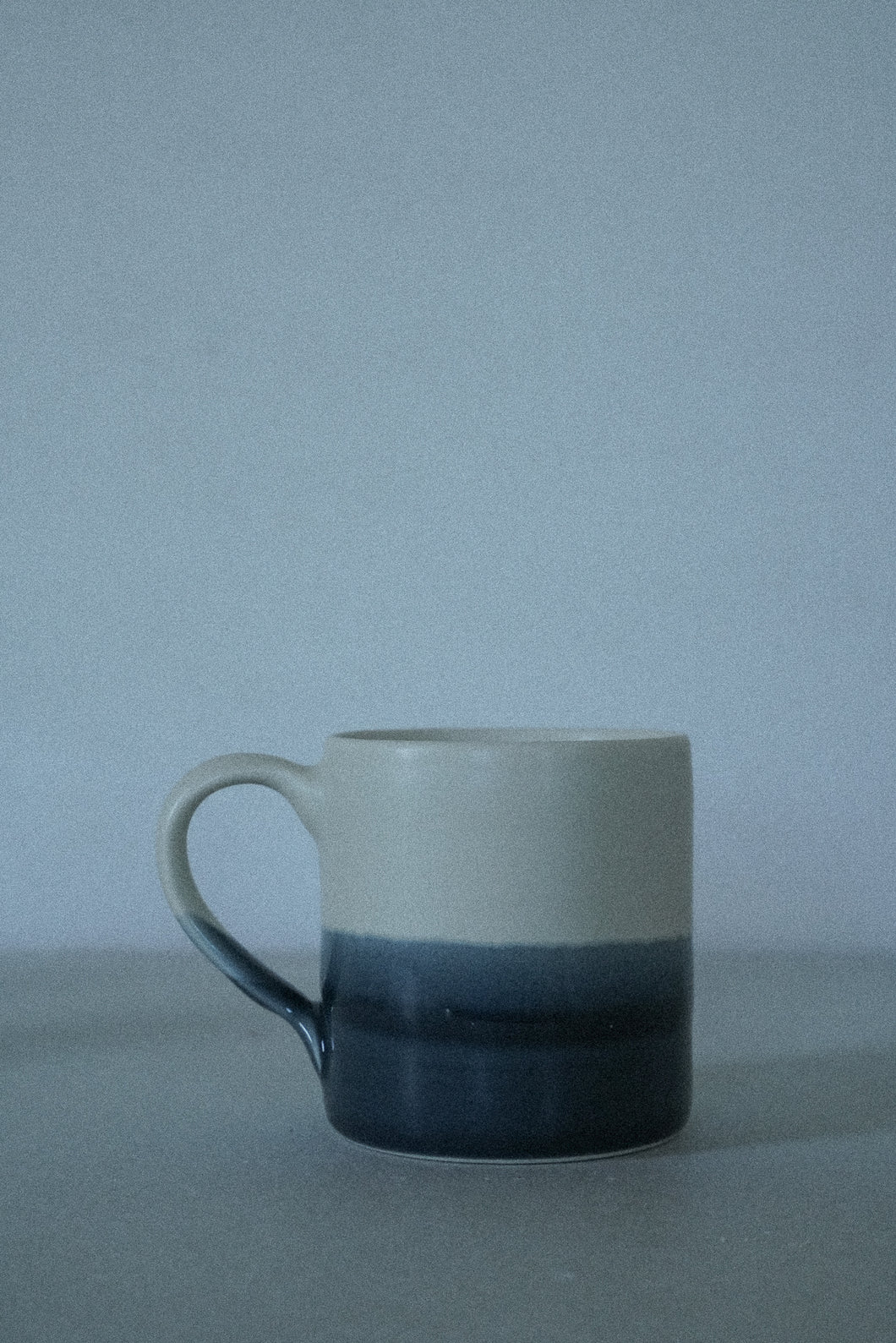 Tasse - beige dunkelblau dipped